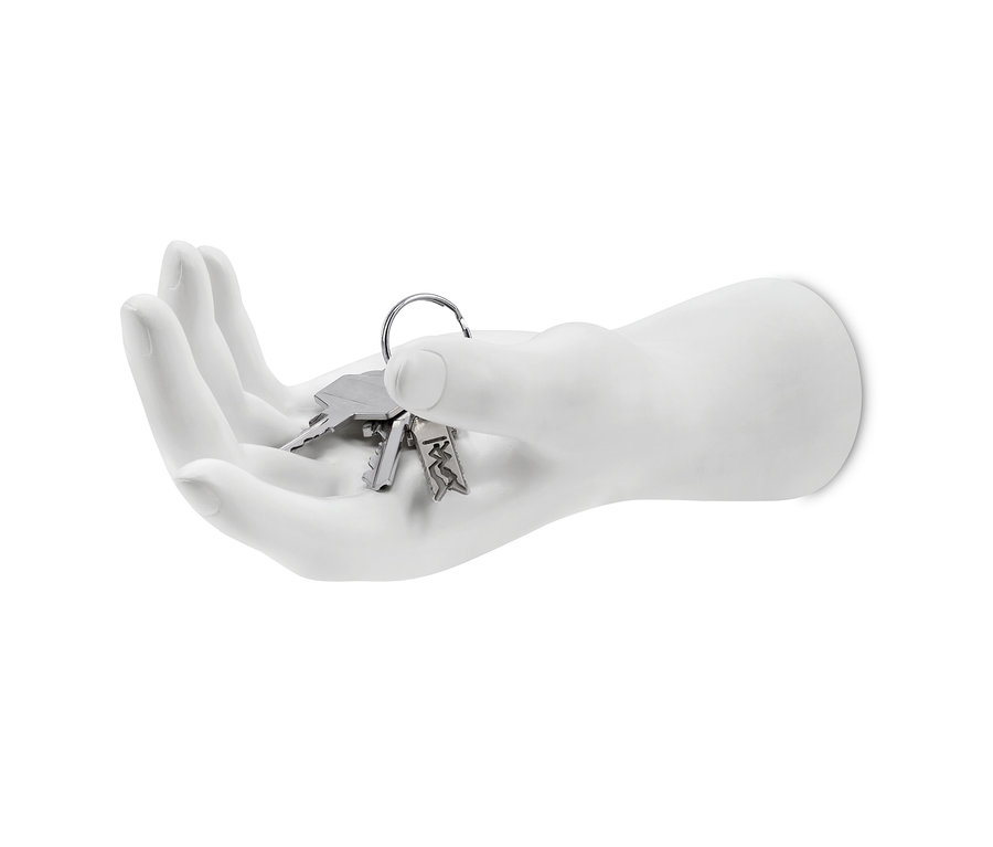 Des clés reposent sur un vide-poche blanc en forme de main.
