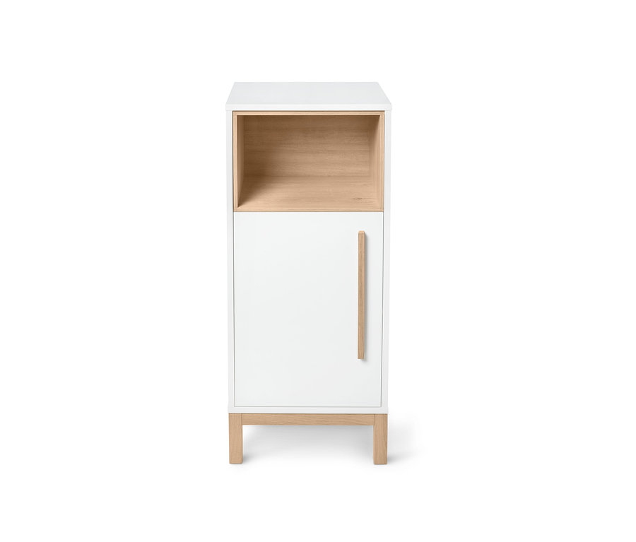 Petite desserte d'appoint « Eklund » blanche avec un compartiment ouvert en bois et une porte.