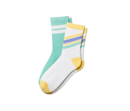 Deux paires de chaussettes de tennis en coton bio. Une paire turquoise avec des rayures blanches, l'autre paire blanche avec talon et rayures jaunes.