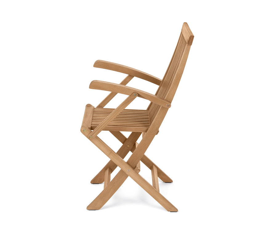 Vue latérale d'une chaise pliante en bois avec accoudoirs. Chaise pliable avec accoudoirs « Lenja ».
