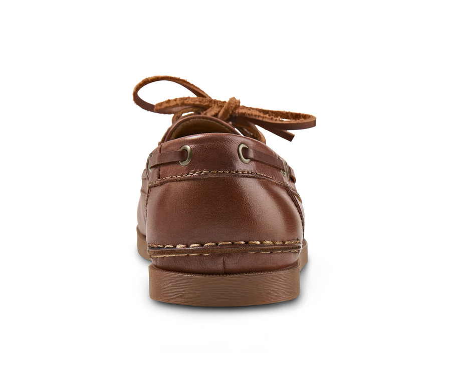 Gros plan de l'arrière d'une chaussure bateau en cuir marron avec des lacets.