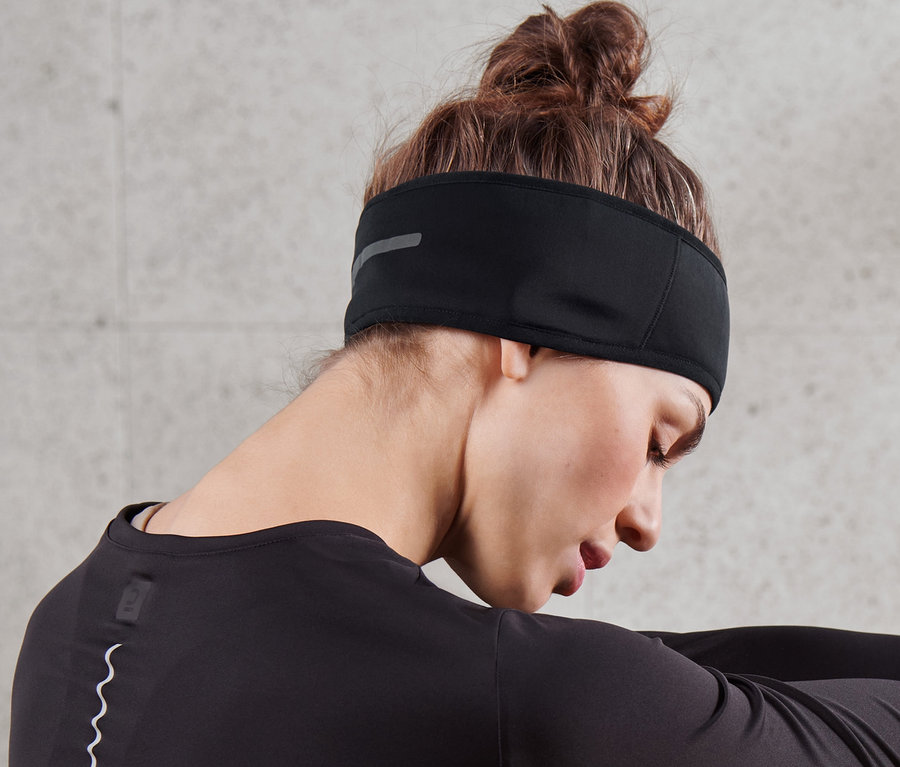Une femme porte un bandeau de protection contre le vent.