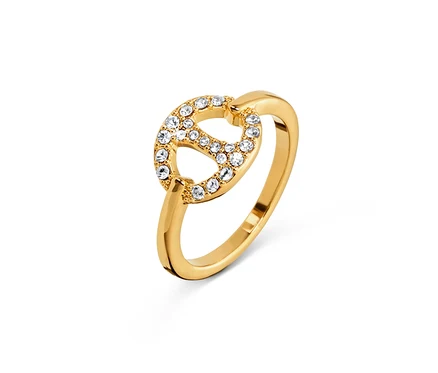 Bague « Ancre » dorée avec cristaux de verre sur fond blanc.