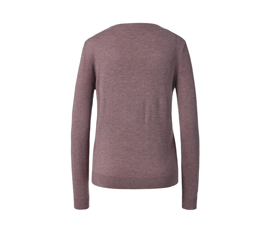 Détail d'un haut de survêtement d’intérieur couleur mauve.