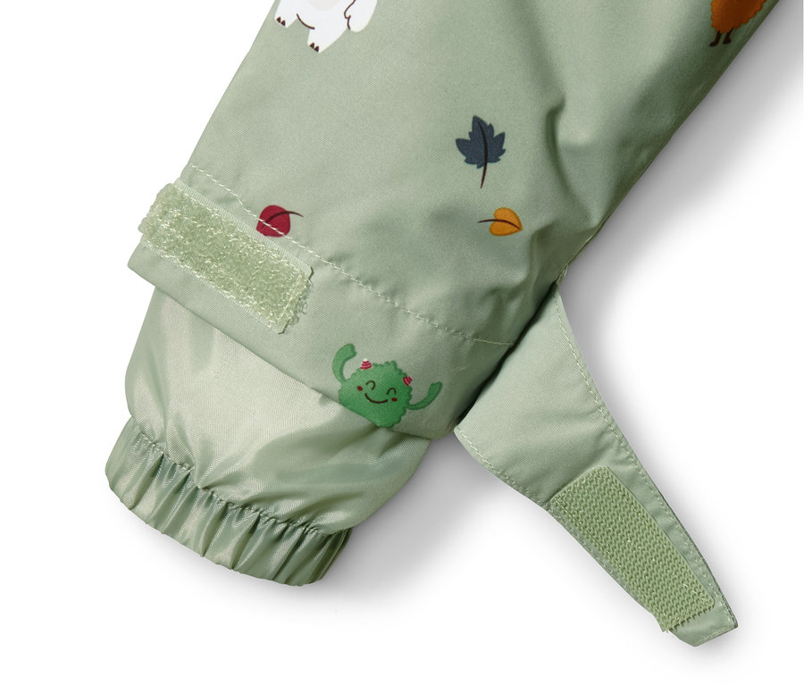 Détail de la manche de la combinaison de pluie avec imprimé.