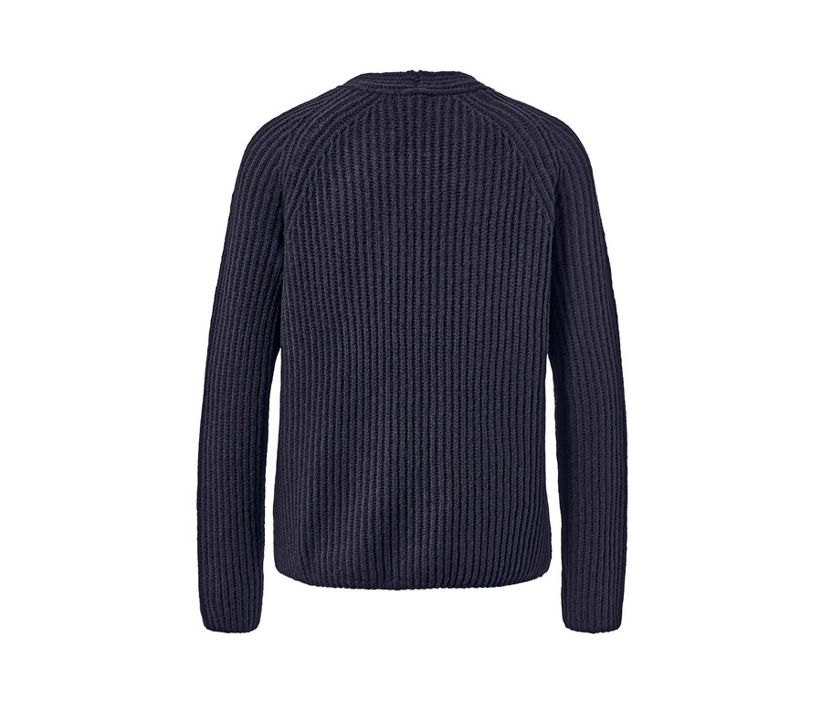 Gros plan sur l'arrière d'un pull en grosse maille bleu foncé avec de la laine.