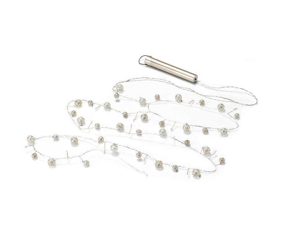 Une guirlande lumineuse boules à LED sur fond blanc.