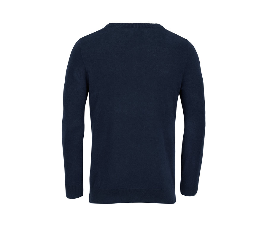 Pull en lin bleu marine.