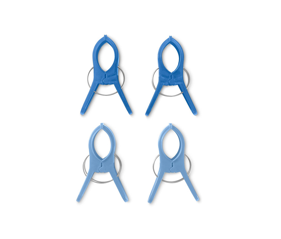 Quatre pinces à serviettes bleues sont présentées sur un fond blanc.
