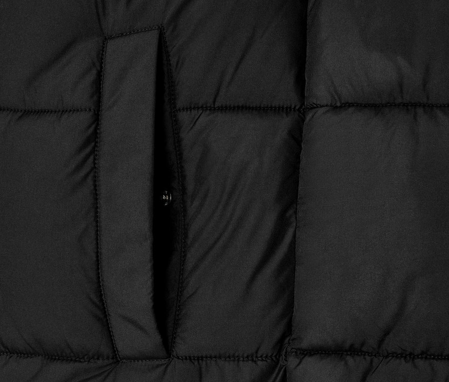 Gros plan sur un manteau matelassé noir à capuche avec une poche à bouton.