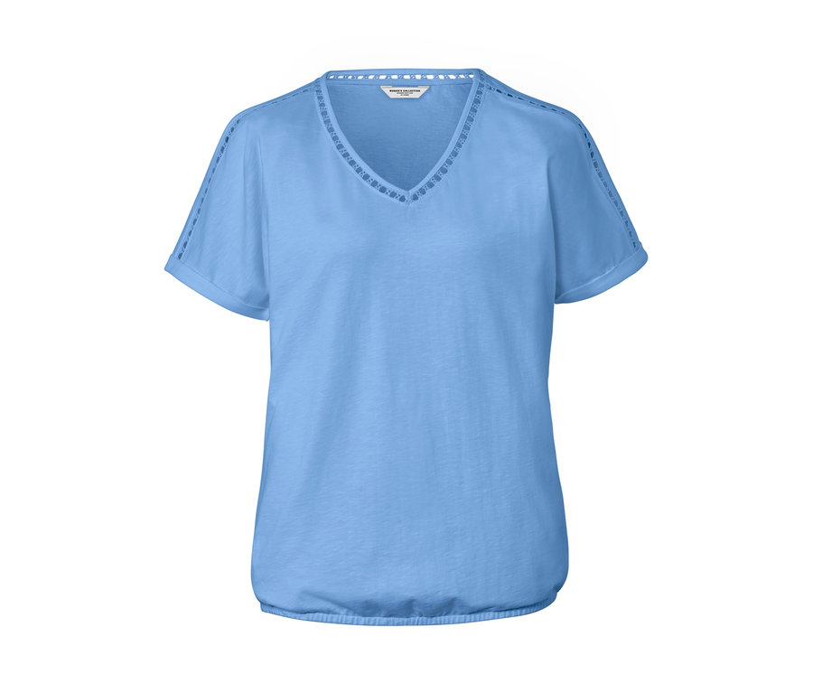 Blouse bleu clair avec ruban au crochet.