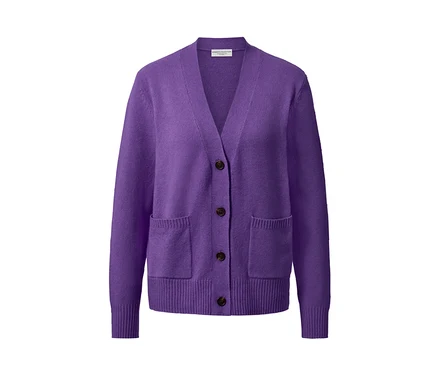 Veste en maille violette avec laine, boutons et poches.