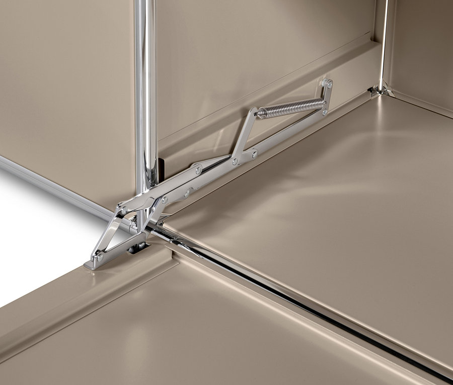 Vue détaillée du buffet en métal « CN3 » à 2 abattants et étagères en verre, taupe.