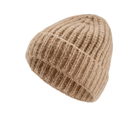 Un bonnet en maille camel sur un fond blanc.