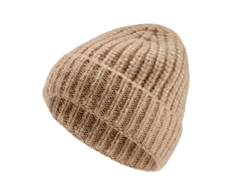 Un bonnet en maille camel sur un fond blanc.