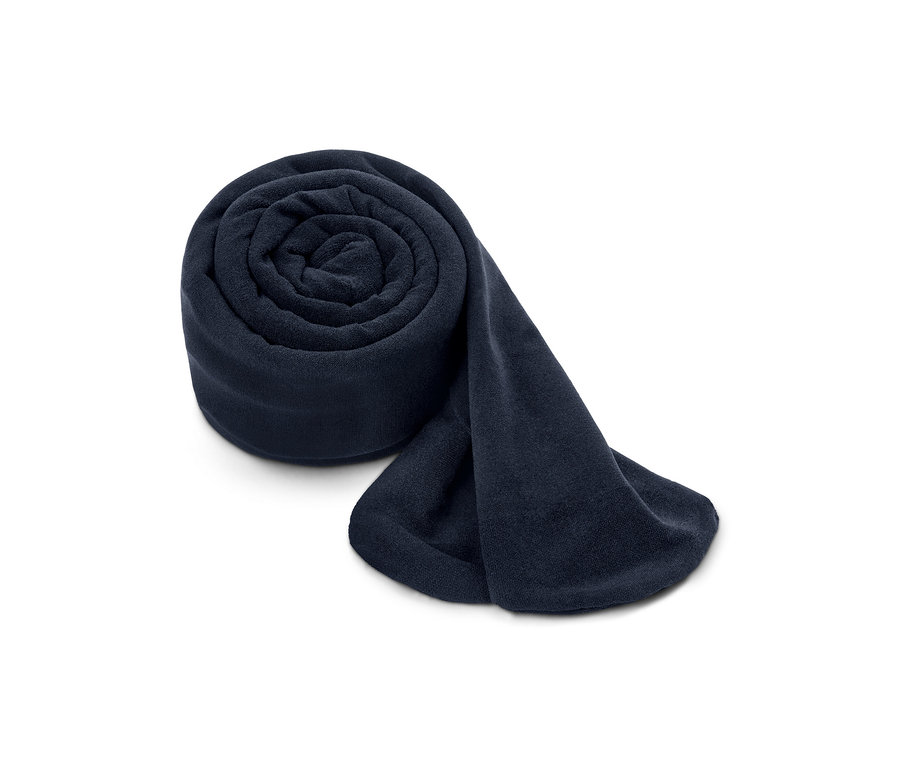 Une couverture bleu marine enroulée.