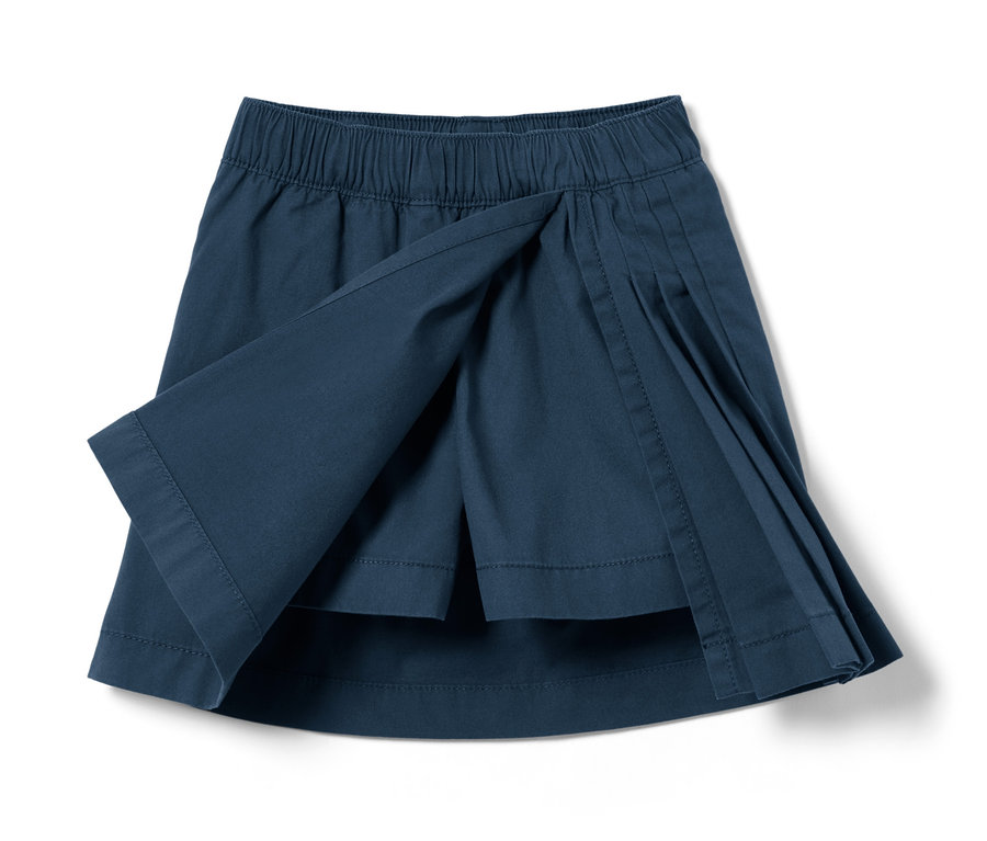 Gros plan d'une jupe kilt bleu foncé pour tout-petits.