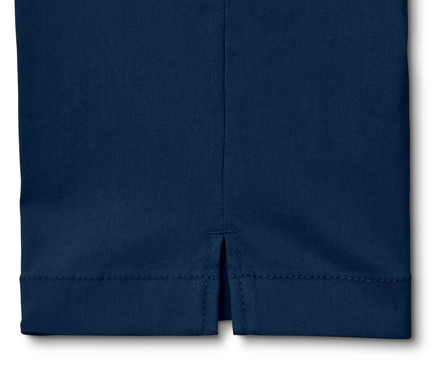 Gros plan sur un pantalon en bengaline 3/4 bleu marine.