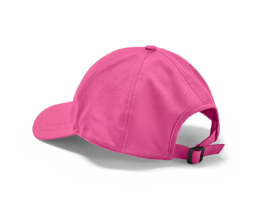 Une casquette de sport rose posée sur un fond blanc.