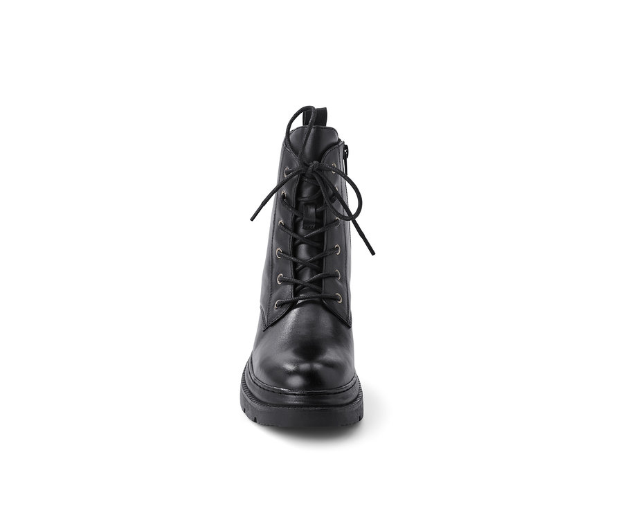 Bottines en cuir noir à lacets.