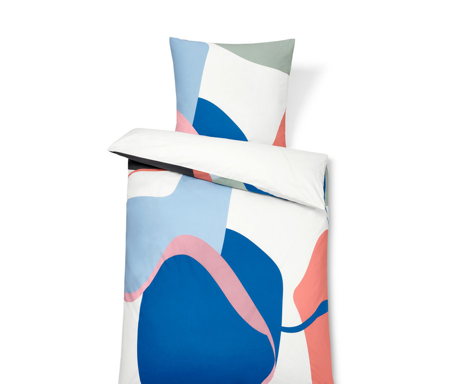 Un ensemble de literie en coton avec un motif géométrique en bleu, rose, vert et blanc. L'image montre des ensembles de taille standard et de grande taille.