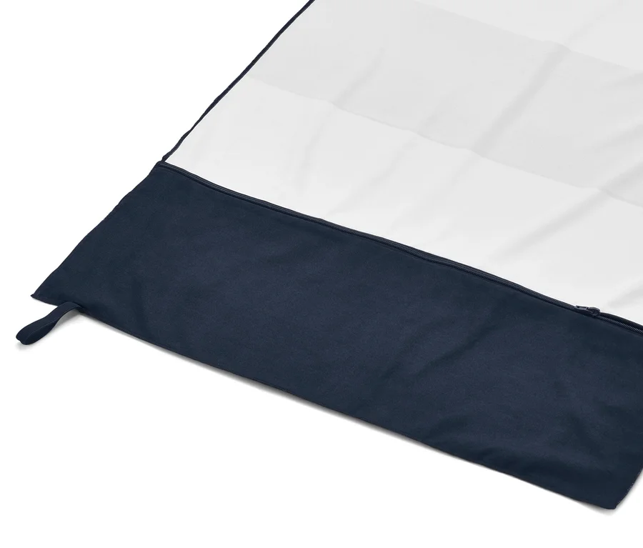 Drap de bain en microfibre bleu et blanc avec housse de dossier sur fond blanc.