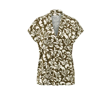 Blouse imprimée avec encolure en V et motif de feuilles sur fond blanc.
