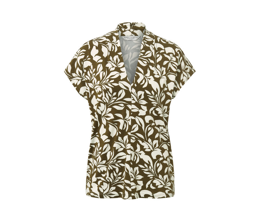 Blouse imprimée avec encolure en V et motif de feuilles sur fond blanc.