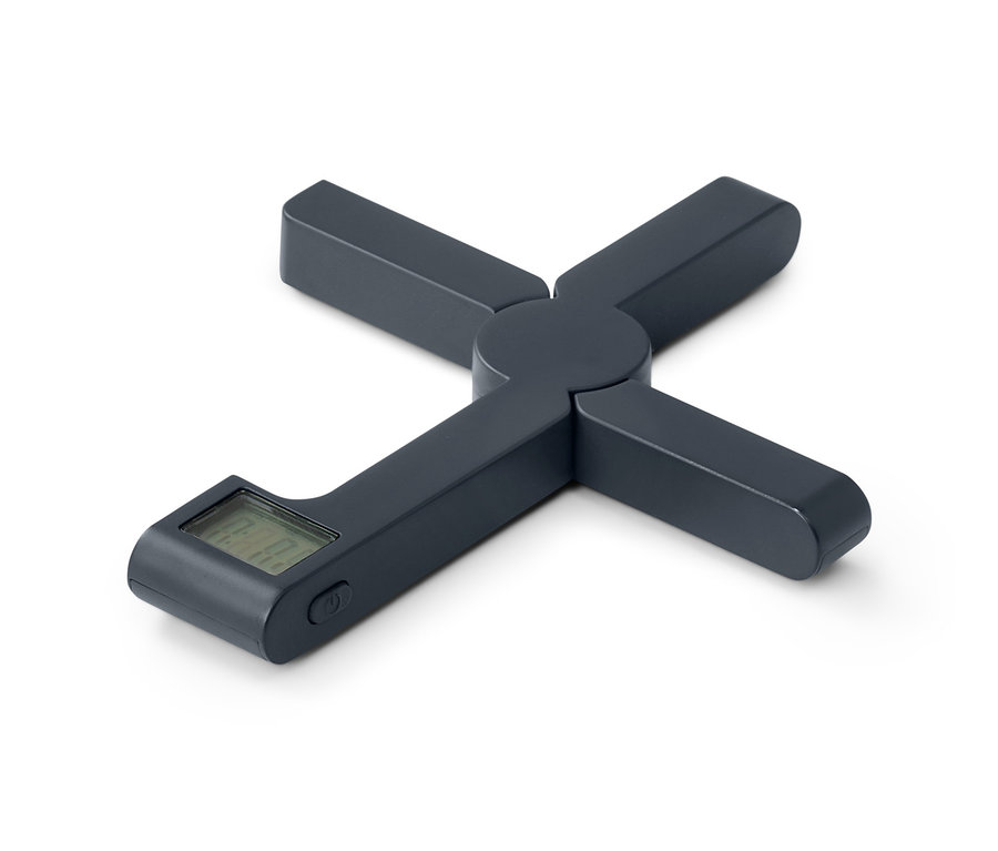 Une balance de cuisine pliable gris foncé sur un fond blanc.