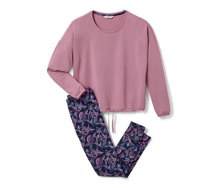 Un pyjama rose avec un legging à motif floral.