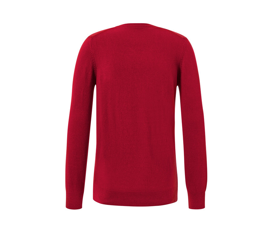 Pull rouge à encolure en V.