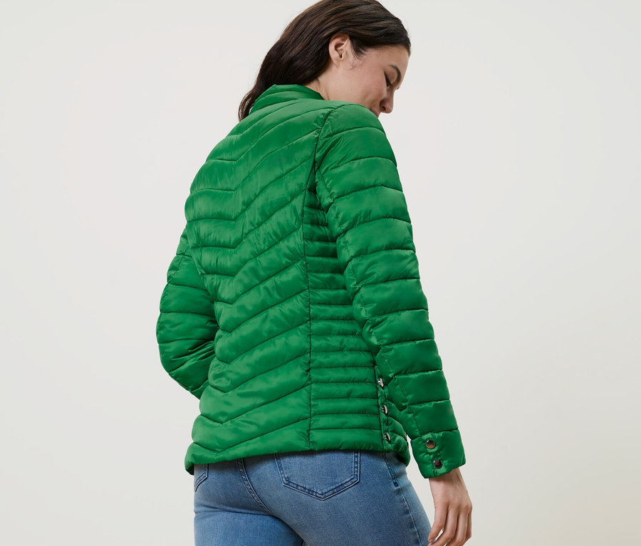 Femme portant veste surpiquée et jean.