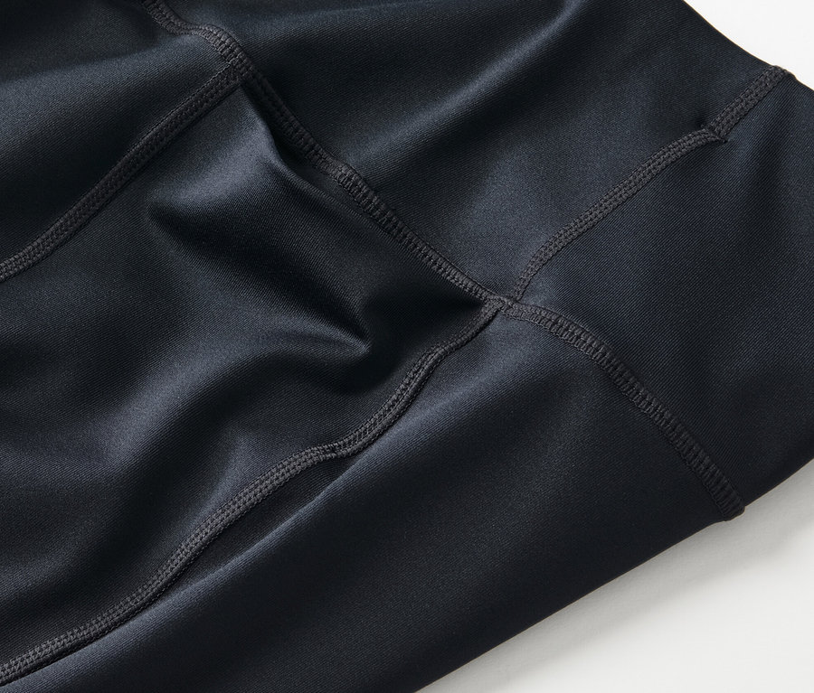 Gros plan sur un pantalon de sport modelant.