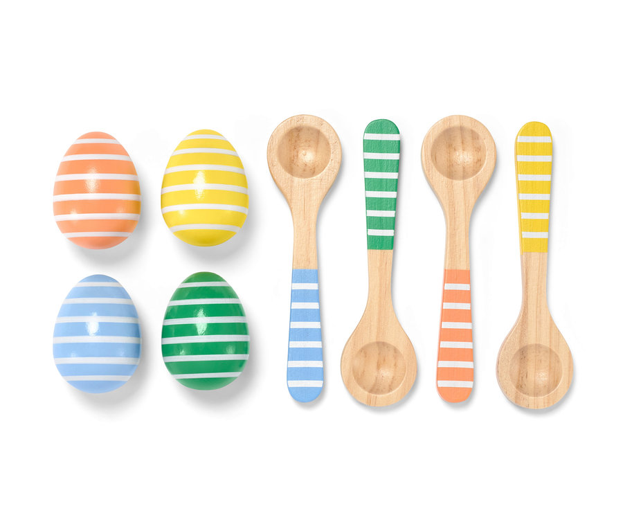 Quatre œufs colorés et quatre cuillères en bois avec des rayures colorées pour le jeu de course à l’œuf.