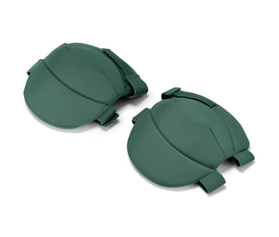 Deux genouillères de jardinage vertes sur fond blanc.