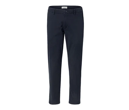 Un pantalon chino bleu foncé.