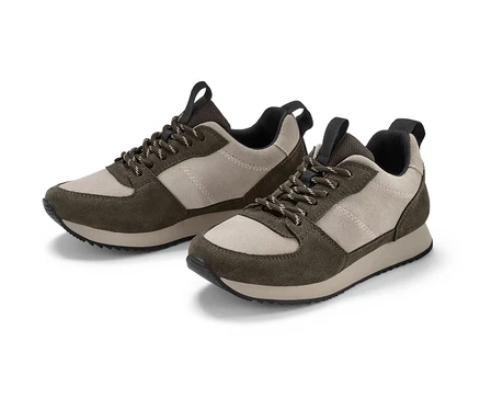 Deux baskets en cuir velours beiges et kaki.