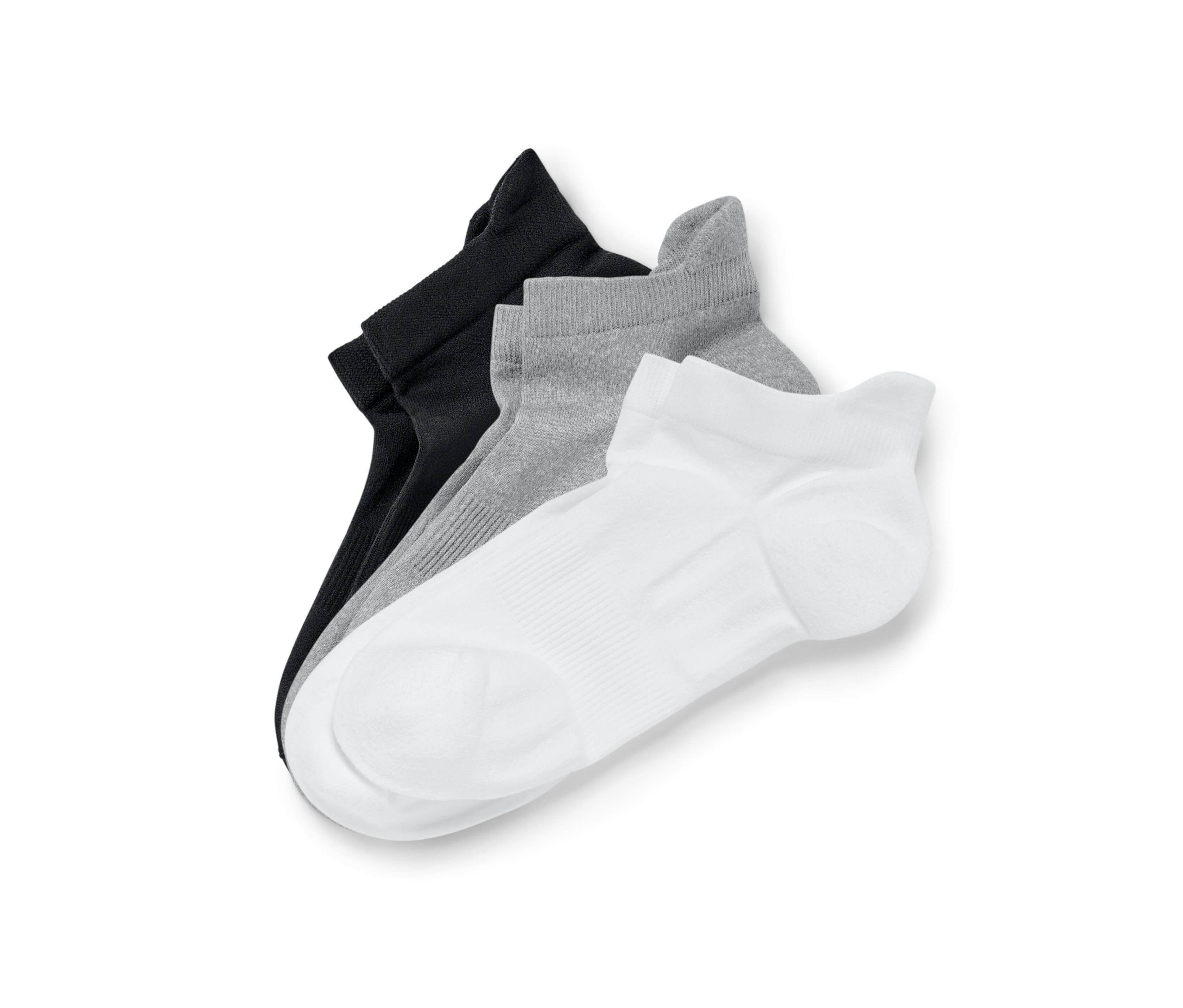 Trois paires de chaussettes de sport en noir, gris et blanc sont posées les unes sur les autres.
