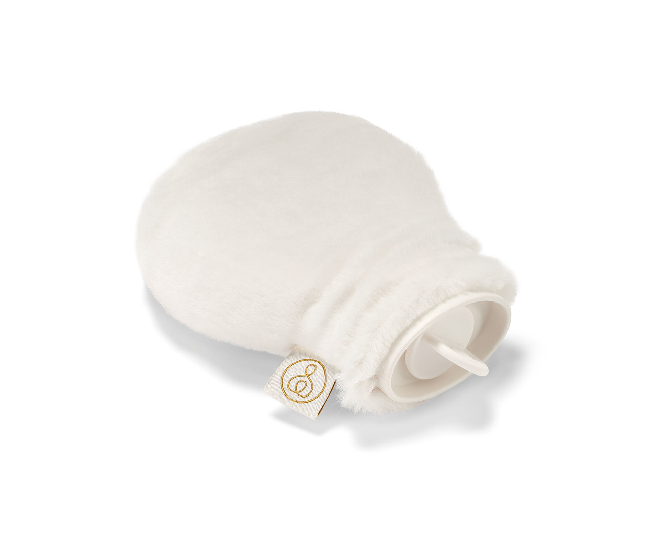 Une mini-bouillotte avec une housse en peluche blanche repose sur un fond blanc.