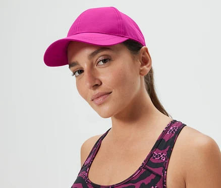 Femme portant une casquette de sport rose vif.