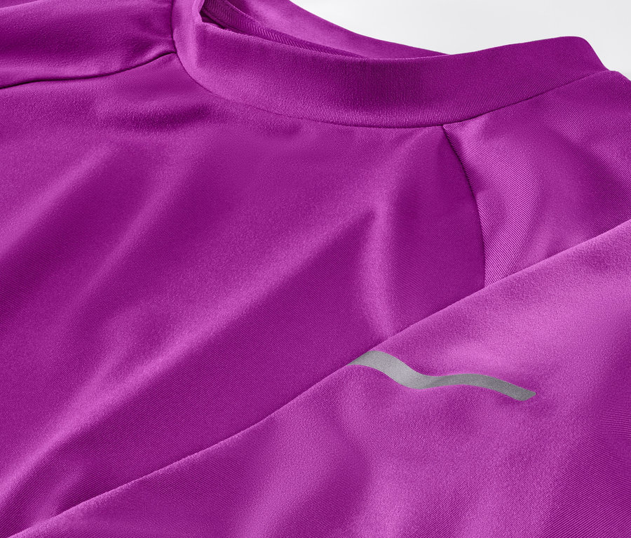 Gros plan sur un t-shirt technique à manches longues rose baie fluo.