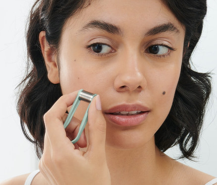 Une femme utilise 2 mini-épilateurs pour le visage.