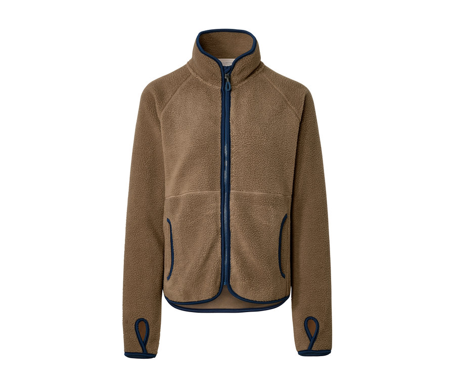 Une veste en teddy marron avec fermeture éclair et bordure bleues.