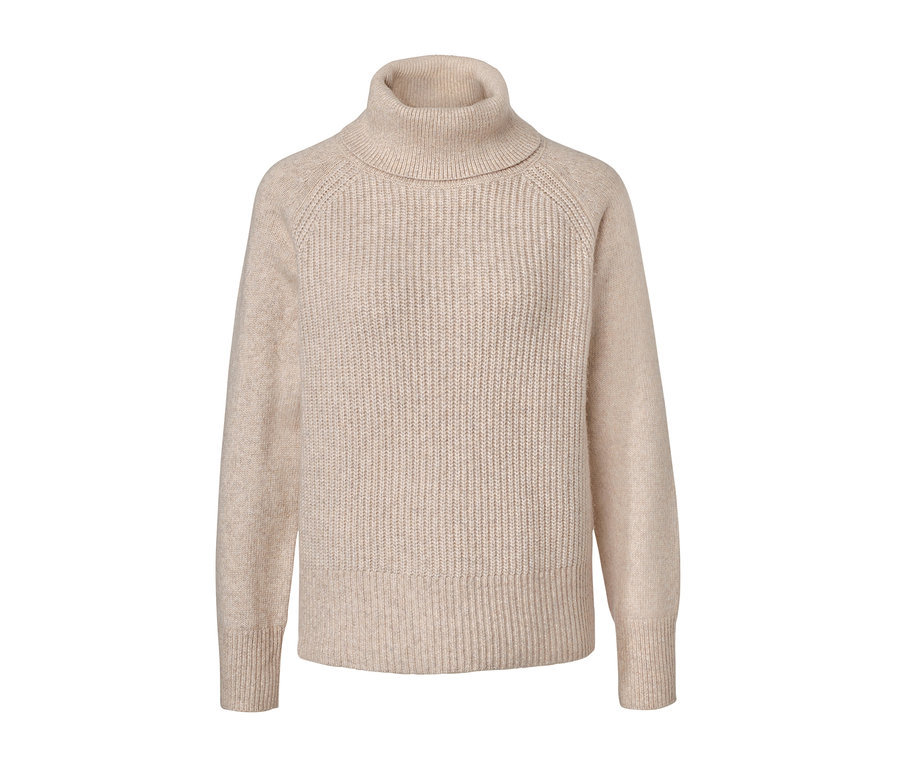 Pull à col roulé en grosse maille beige.