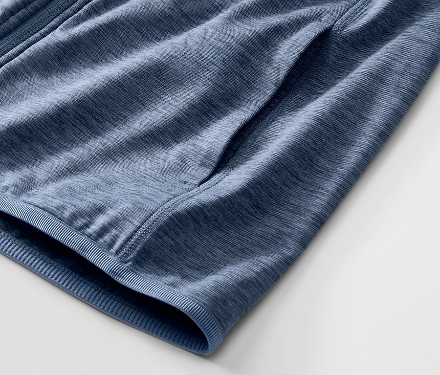 Détail d'une veste de sport bleu chiné avec poche.