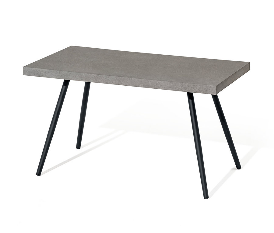 Une table basse avec un plateau en polyciment et des pieds noirs sur un fond blanc.