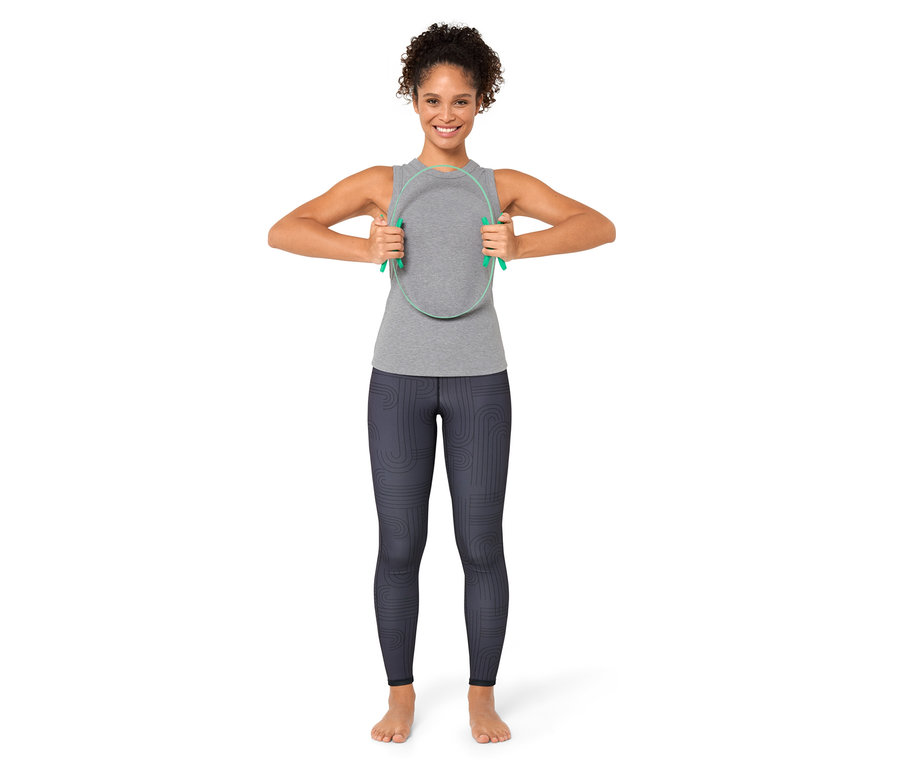 Femme tenant un anneau de Pilates.