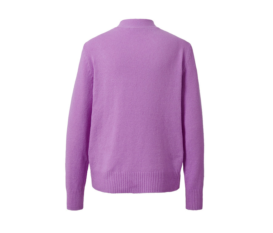 Gros plan sur l'arrière d'une jaquette en maille violette à manches longues.