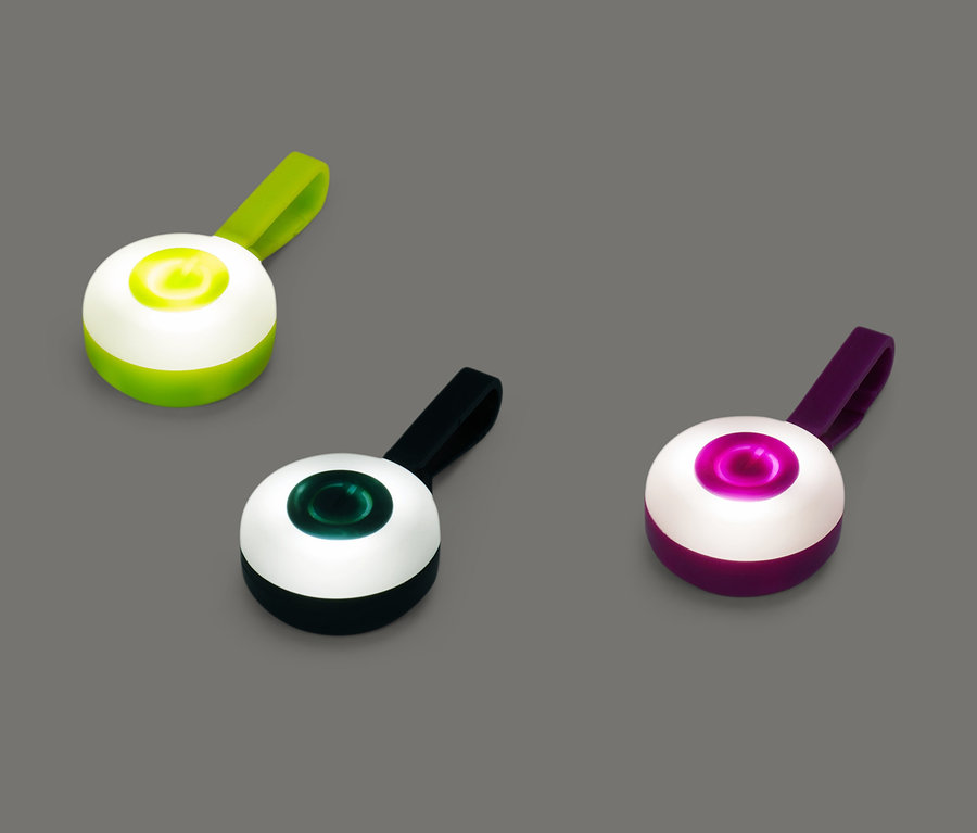 Trois pendentifs LED de différentes couleurs sur fond gris.