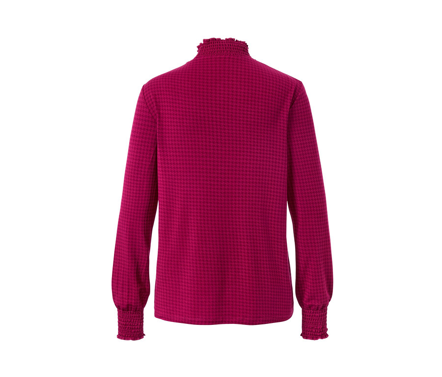 Gros plan sur le dos d'une blouse imprimée à col montant.